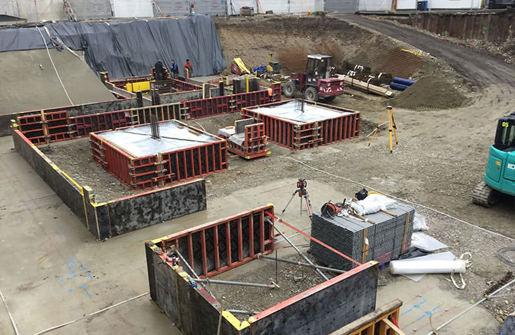 Beginn der Fundamentierungsarbeiten nach dem Herstellen der Baugrube.