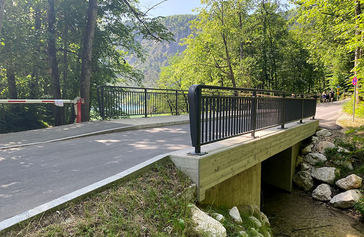 Fertige Brücke mit bereits erstellten Oberbau.