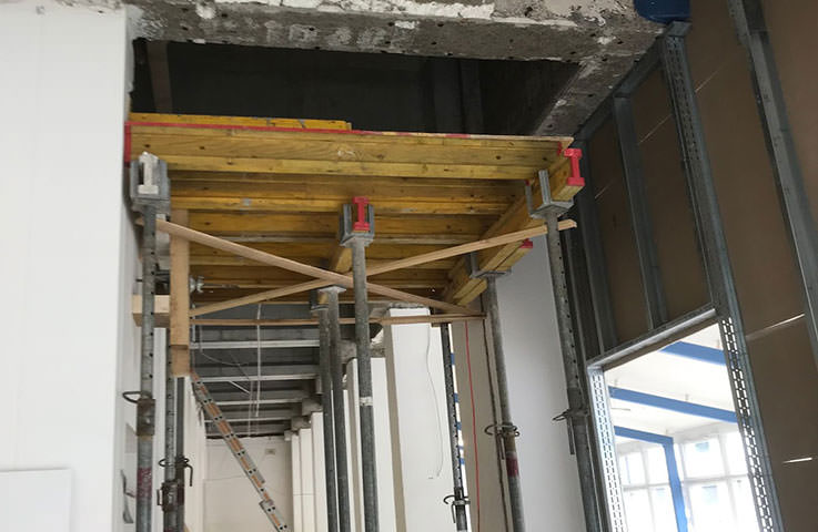 Einbau der Deckenschalung.